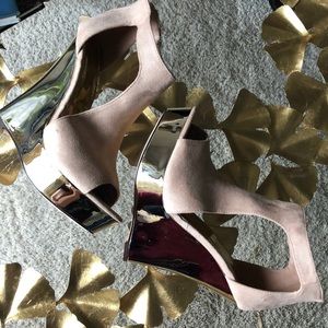 Nude and gold wedges